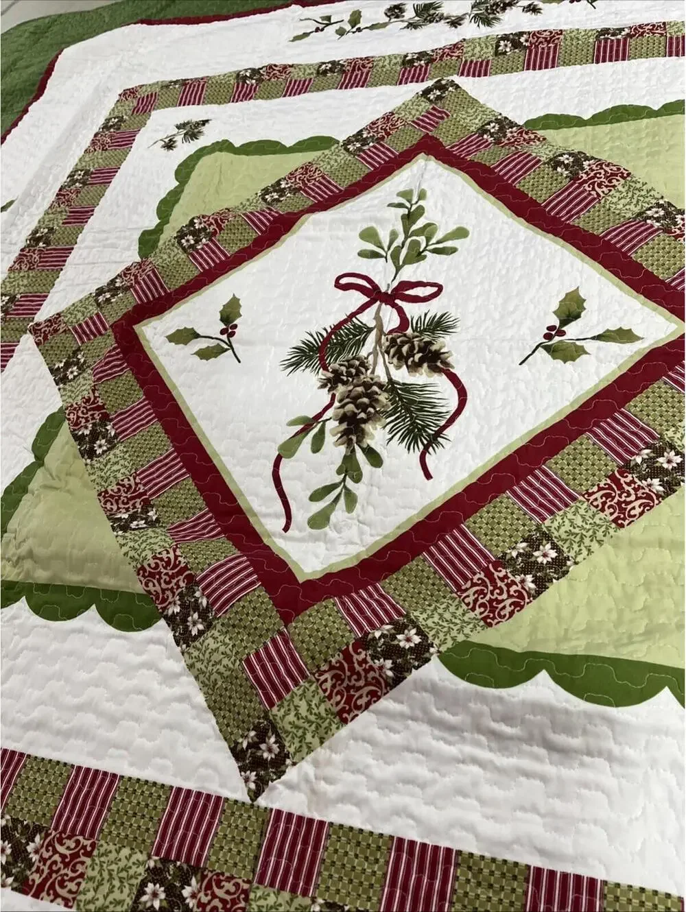 Winter Holly And Pinecones Quilted Bed Cover King 102x86 Reversible 2shams 20x26